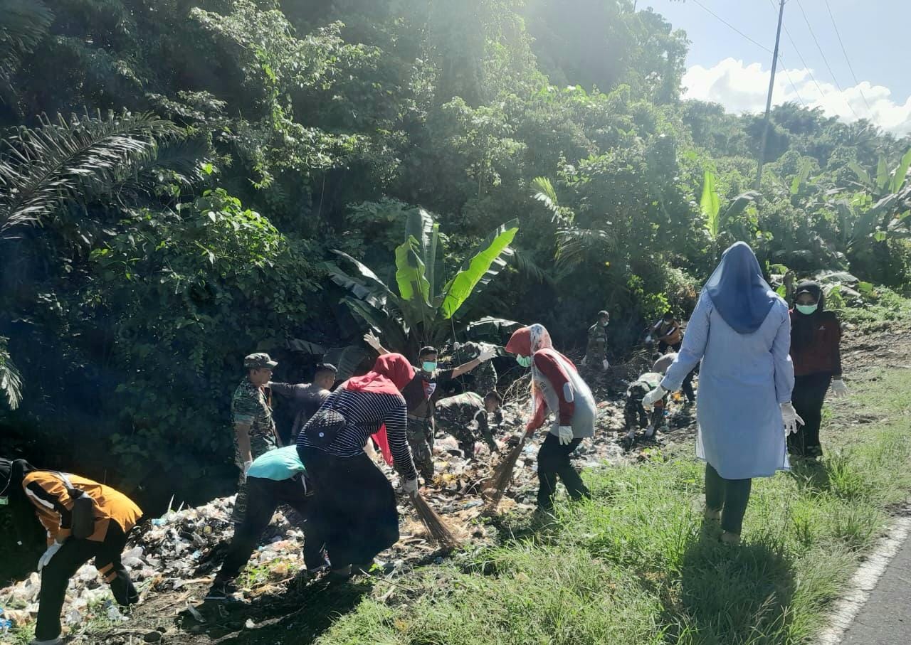 Satgas Yonarhanud 3 Yby Bersama Masyarakat Bersihkan Sampah Di Jalan