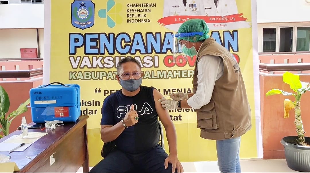 Roby Pangemanan mewakili Wartawan mendapat vaksinasi covid-19.