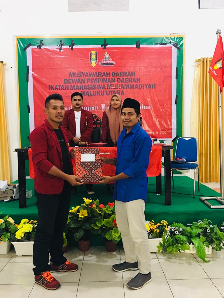 Usman Mansur (Kemeja Biru) terpilih sebagai Ketua Umum DPD IMM Malut Periode 2022-2024