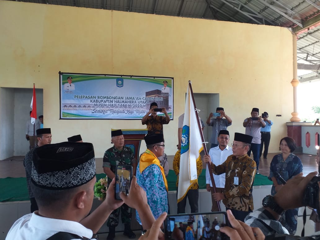 Bupati Frans Manery Lepas Keberangkatan 96 Calon Jamaah Haji Halmahera ...