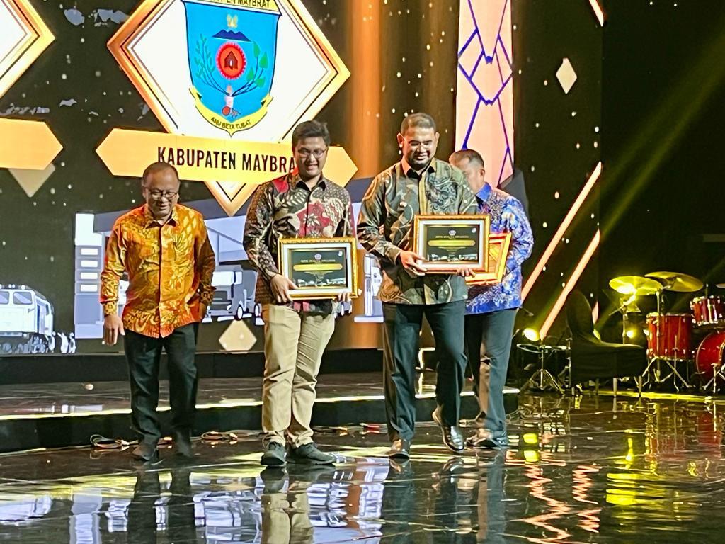 Bupati Halsel Bassam Kasuba Terima Penghargaan Dari BPH Migas Awards ...