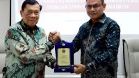 Rektor Universitas Khairun (Unkhair), Prof. Dr. Abdullah W. Jabid, S.E., M.M., menandatangani nota kesepahaman (MoU) dengan Universitas Bhayangkara Jakarta (UBJ)